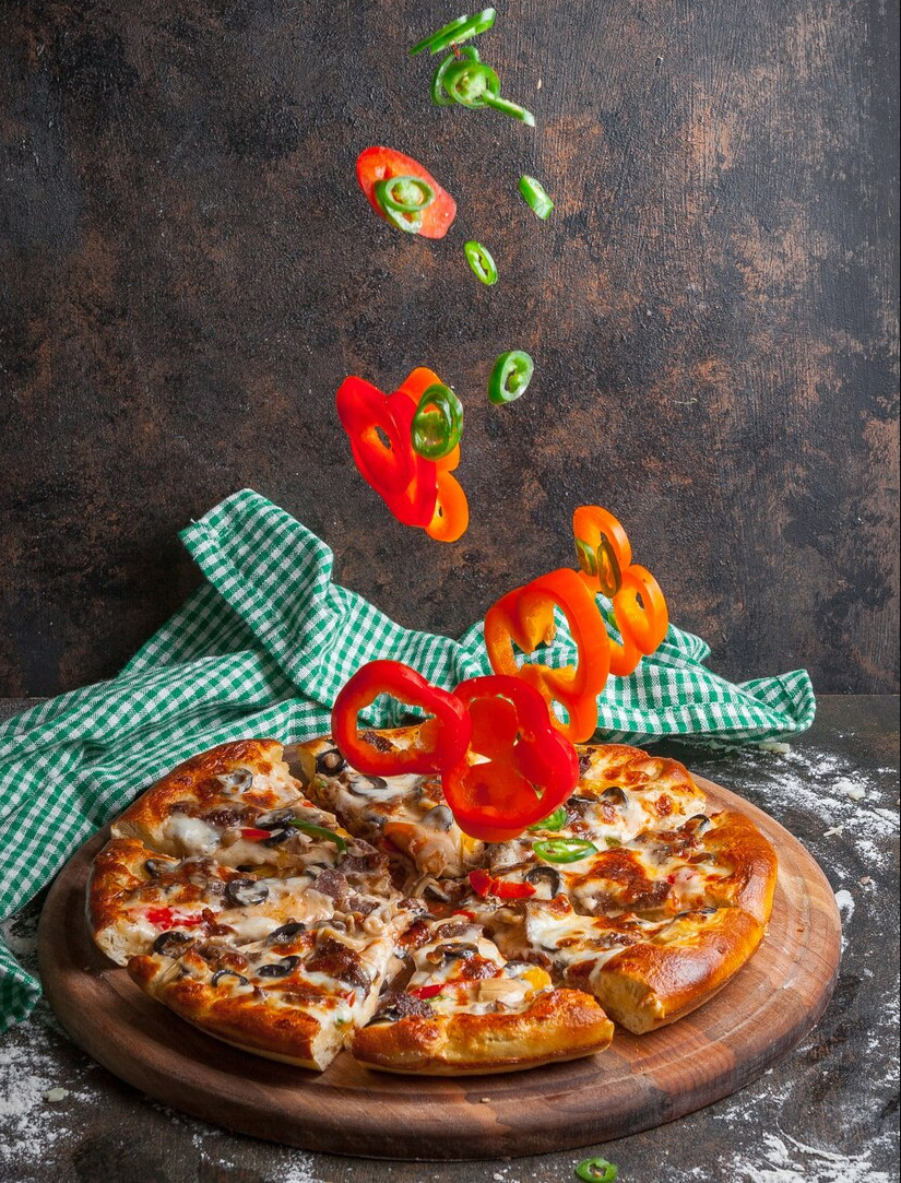 imagen pizza con varios tipos de carne